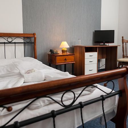 Hotel Diana Nove Mesto nad Vahom Luaran gambar