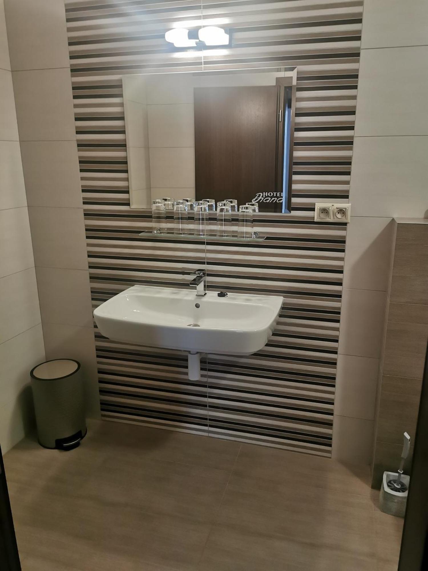 Hotel Diana Nove Mesto nad Vahom Luaran gambar