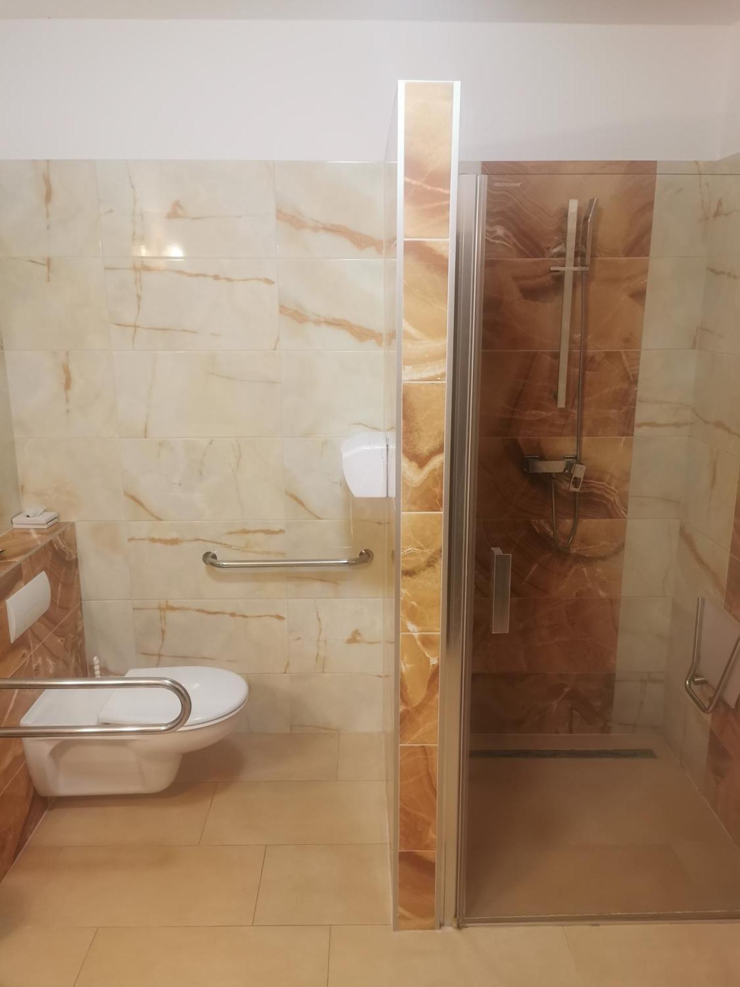 Hotel Diana Nove Mesto nad Vahom Luaran gambar