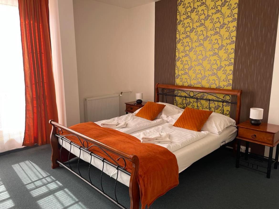 Hotel Diana Nove Mesto nad Vahom Luaran gambar