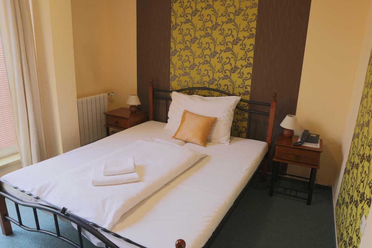 Hotel Diana Nove Mesto nad Vahom Luaran gambar